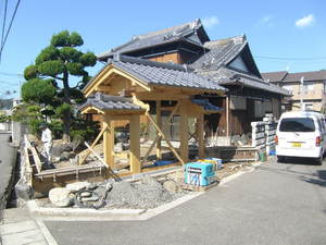 純和風住宅の門　工事:和歌山市 床・塀　ほぼ完成